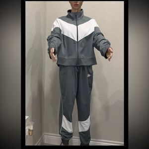 Nike-Sweat suit in excellent condition, like new.